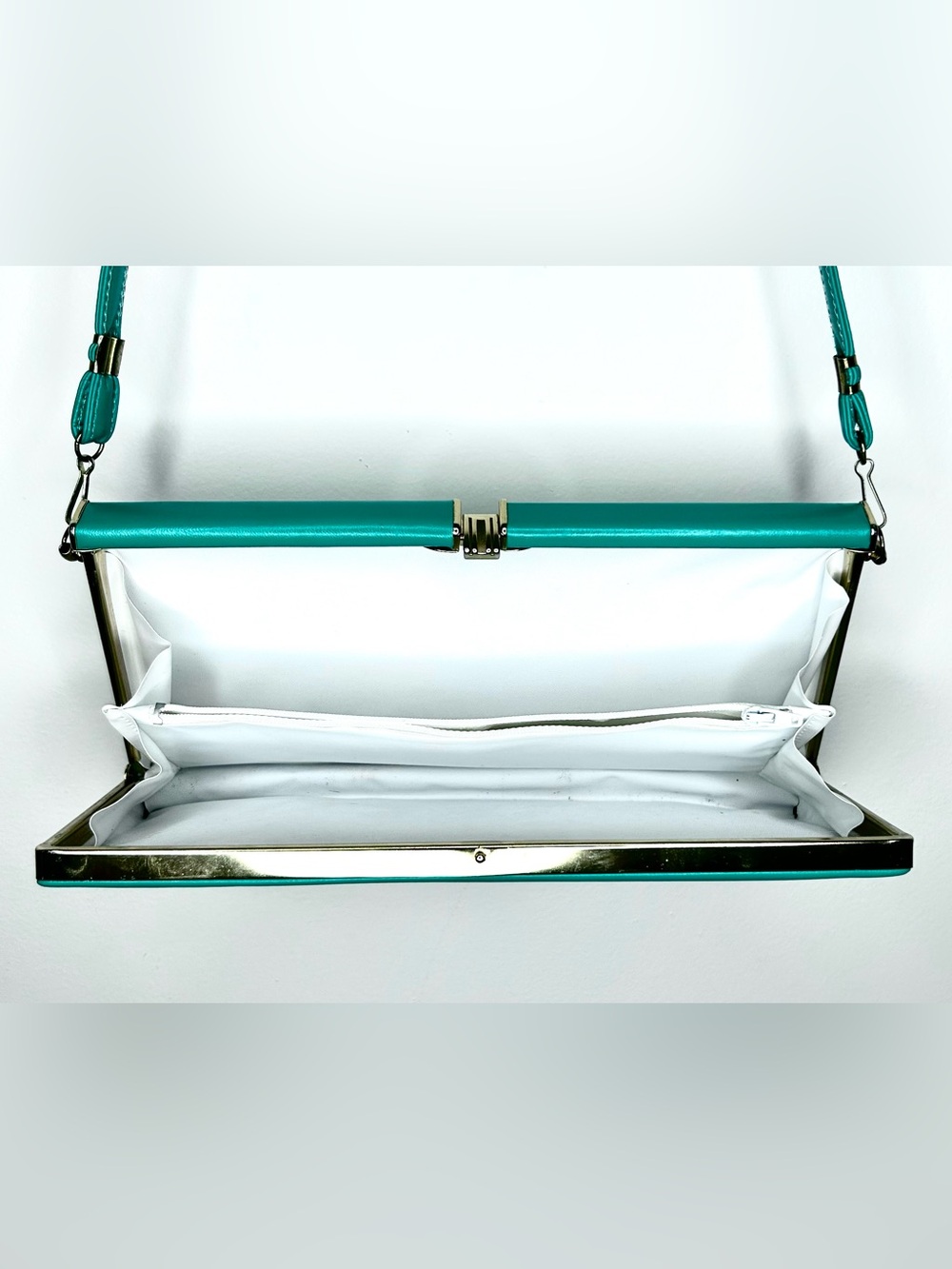 Vintage Green Leatherette Convertible Clutch with detachable strap - Picture 8 of 10